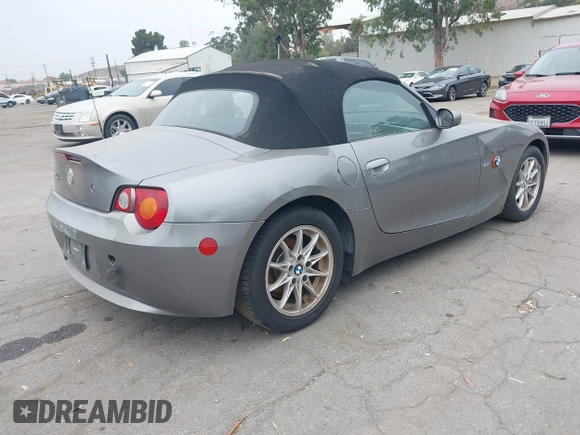 2004 BMW Z4 2.5i z VIN 4USBT33594LS50182, wystawiony jako IAAI lot #42560956 z przebiegiem 118 896 mil mil oraz . Historia ofert i sprzedaży dostępna na DreamBid. Obrazek 4.