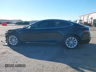 2018 Tesla Model S 75D z VIN 5YJSA1E23JF246601, wystawiony jako IAAI lot #40774603 z przebiegiem 55 697 mil mil oraz . Historia ofert i sprzedaży dostępna na DreamBid. Obrazek 14.