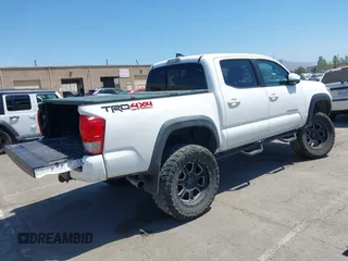 2017 Toyota Tacoma SR5 z VIN 3TMCZ5AN7HM095515, wystawiony jako IAAI lot #42150909 z przebiegiem 70 603 mil mil oraz . Historia ofert i sprzedaży dostępna na DreamBid. Obrazek 4.