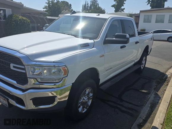2022 Ram 2500 Big Horn z VIN 3C6UR5DJ3NG313061, wystawiony jako Copart lot #64436165 z przebiegiem 32 580 mil mil oraz Czysty tytuł • Clean title. Historia ofert i sprzedaży dostępna na DreamBid. Obrazek 2.
