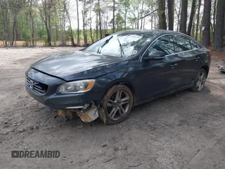 2015 Volvo S60 T5 Premier z VIN YV1612TB2F1307263, wystawiony jako IAAI lot #42002548 z przebiegiem 107 433 mil mil oraz . Historia ofert i sprzedaży dostępna na DreamBid. Obrazek 2.