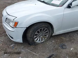 2014 Chrysler 300 z VIN 2C3CCAAG0EH157055, wystawiony jako IAAI lot #42039052 z przebiegiem 197 788 mil mil oraz . Historia ofert i sprzedaży dostępna na DreamBid. Obrazek 18.
