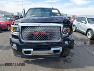 2015 GMC Sierra 2500HD Denali z VIN 1GT120E86FF667058, wystawiony jako IAAI lot #42212058 z przebiegiem 104 069 mil mil oraz . Historia ofert i sprzedaży dostępna na DreamBid. Obrazek 12.