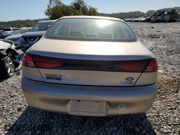 1999 Ford Escort SE z VIN 1FAFP13P2XW131979, wystawiony jako Copart lot #72522124 z przebiegiem 67 911 mil mil oraz Szkoda całkowita • Salvage title. Historia ofert i sprzedaży dostępna na DreamBid. Obrazek 6.