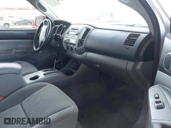 2008 Toyota Tacoma z VIN 5TEUU42N28Z563570, wystawiony jako IAAI lot #42193035 z przebiegiem 226 673 mil mil oraz . Historia ofert i sprzedaży dostępna na DreamBid. Obrazek 5.