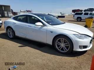 2013 Tesla Model S z VIN 5YJSA1DN0DFP08094, wystawiony jako Copart lot #60047045 z przebiegiem 137 434 mil mil oraz Szkoda całkowita • Salvage title. Historia ofert i sprzedaży dostępna na DreamBid. Obrazek 4.