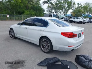 2020 BMW 5 Series 530i z VIN WBAJR3C02LWW65567, wystawiony jako IAAI lot #42113467 z przebiegiem 51 300 mil mil oraz . Historia ofert i sprzedaży dostępna na DreamBid. Obrazek 3.