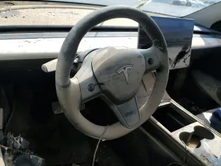 2024 Tesla Model Y Performance z VIN 7SAYGDEF1RF038664, wystawiony jako Copart lot #52583175 z przebiegiem Nie podano mil oraz Szkoda całkowita • Salvage title. Historia ofert i sprzedaży dostępna na DreamBid. Obrazek 9.