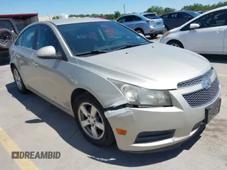 2014 Chevrolet Cruze 1LT z VIN 1G1PC5SB5E7221277, wystawiony jako IAAI lot #42095028 z przebiegiem 195 148 mil mil oraz . Historia ofert i sprzedaży dostępna na DreamBid. Obrazek 1.