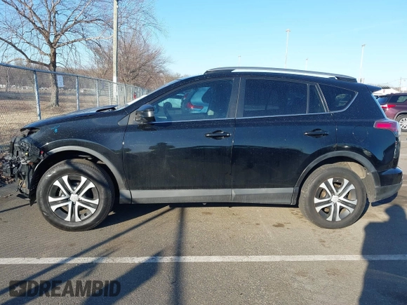 2017 Toyota RAV4 LE z VIN 2T3BFREV6HW543909, wystawiony jako IAAI lot #41668964 z przebiegiem 102 452 mil mil oraz . Historia ofert i sprzedaży dostępna na DreamBid. Obrazek 14.