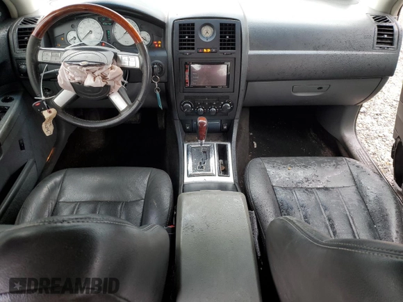2005 Chrysler 300 C z VIN 2C3JA63H75H570025, wystawiony jako Copart lot #57563115 z przebiegiem 82 181 mil mil oraz Szkoda całkowita • Salvage title. Historia ofert i sprzedaży dostępna na DreamBid. Obrazek 8.