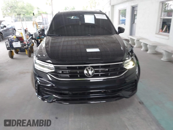 2024 Volkswagen Tiguan SE R-Line Black z VIN 3VVCB7AX4RM106944, wystawiony jako IAAI lot #42121362 z przebiegiem 11 777 mil mil oraz . Historia ofert i sprzedaży dostępna na DreamBid. Obrazek 13.