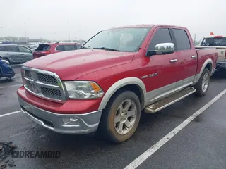 2010 Dodge 1500 Sport z VIN 1D7RV1CT0AS128075, wystawiony jako IAAI lot #42277733 z przebiegiem 301 432 mil mil oraz . Historia ofert i sprzedaży dostępna na DreamBid. Obrazek 2.