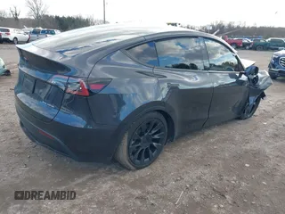 2024 Tesla Model Y Long Range z VIN 7SAYGDEE5RA317748, wystawiony jako IAAI lot #41468404 z przebiegiem 3 476 mil mil oraz . Historia ofert i sprzedaży dostępna na DreamBid. Obrazek 4.