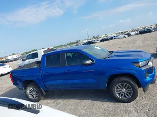 2023 Chevrolet Colorado 2WD LT z VIN 1GCPSCEK8P1198741, wystawiony jako IAAI lot #41993251 z przebiegiem 17 106 mil mil oraz . Historia ofert i sprzedaży dostępna na DreamBid. Obrazek 14.