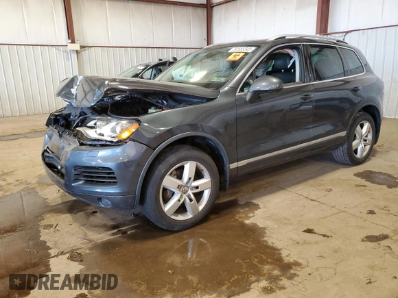 2014 Volkswagen Touareg Lux z VIN WVGEF9BP9ED014963, wystawiony jako Copart lot #50555345 z przebiegiem 153 907 mil mil oraz Szkoda całkowita • Salvage title. Historia ofert i sprzedaży dostępna na DreamBid. Obrazek 1.