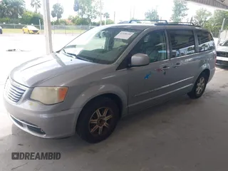 2013 Chrysler Town & Country Touring z VIN 2C4RC1BG0DR658041, wystawiony jako IAAI lot #42498154 z przebiegiem 141 626 mil mil oraz . Historia ofert i sprzedaży dostępna na DreamBid. Obrazek 2.