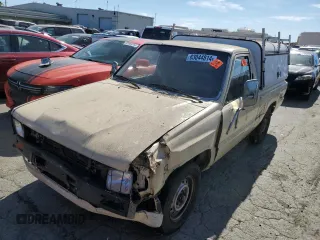 1985 Toyota Pickup z VIN JT4RN50R3F0066474, wystawiony jako Copart lot #63044814 z przebiegiem 222 819 mil mil oraz Czysty tytuł • Clean title. Historia ofert i sprzedaży dostępna na DreamBid. Obrazek 1.