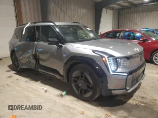 2024 Kia EV9 GT-Line with VIN KNDAEFS56R6020345, listed as a Copart auction lot 81642334 with 6,985 mi miles and Salvage Title. Bid and sale history available at carsss.com. Image 4.