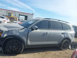 2024 Kia Telluride SX Prestige X-Pro z VIN 5XYP5DGCXRG445215, wystawiony jako IAAI lot #40995272 z przebiegiem 17 931 mil mil oraz . Historia ofert i sprzedaży dostępna na DreamBid. Obrazek 14.