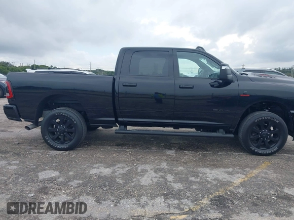 2024 Ram 2500 Laramie z VIN 3C6UR5FL3RG141327, wystawiony jako IAAI lot #41390825 z przebiegiem 8 002 mil mil oraz . Historia ofert i sprzedaży dostępna na DreamBid. Obrazek 19.