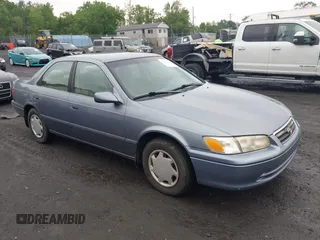 2000 Toyota Camry CE z VIN 4T1BG22K0YU671327, wystawiony jako IAAI lot #42456202 z przebiegiem 132 330 mil mil oraz . Historia ofert i sprzedaży dostępna na DreamBid. Obrazek 1.
