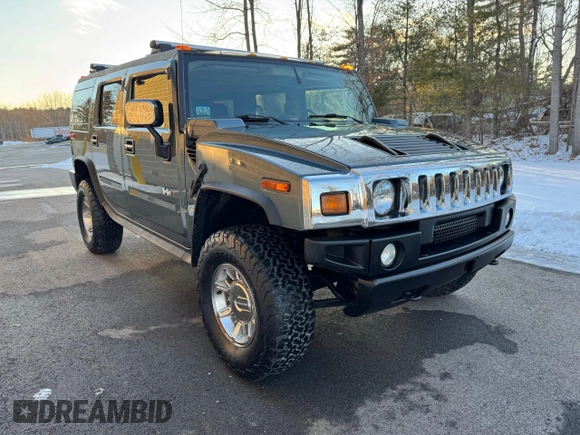 2005 Hummer H2 SUV z VIN 5GRGN23U05H120706, wystawiony jako Copart lot #48441015 z przebiegiem 64 435 mil mil oraz Czysty tytuł • Clean title. Historia ofert i sprzedaży dostępna na DreamBid. Obrazek 1.