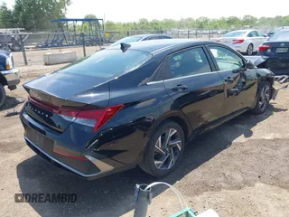 2025 Hyundai Elantra SEL Convenience z VIN KMHLS4DG9SU910615, wystawiony jako IAAI lot #42296527 z przebiegiem 11 590 mil mil oraz . Historia ofert i sprzedaży dostępna na DreamBid. Obrazek 4.