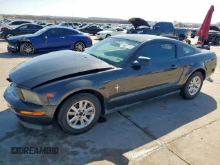 2008 Ford Mustang Deluxe z VIN 1ZVHT80N085159746, wystawiony jako Copart lot #46877115 z przebiegiem 130 009 mil mil oraz Czysty tytuł • Clean title. Historia ofert i sprzedaży dostępna na DreamBid. Obrazek 1.
