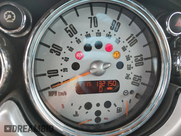 2008 MINI Convertible z VIN WMWRF33588TG18367, wystawiony jako Copart lot #47261345 z przebiegiem 132 150 mil mil oraz Szkody całkowita. Historia ofert i sprzedaży dostępna na DreamBid. Obrazek 9.