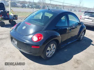 2010 Volkswagen New Beetle Coupe with VIN 3VWPW3AGXAM000609, listed as a IAAI auction lot 41859688 with 178,924 mi miles. Bid and sale history available at carsss.com. Image 4.