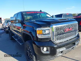 2018 GMC Sierra 2500HD Denali z VIN 1GT12UEY1JF282930, wystawiony jako IAAI lot #41356711 z przebiegiem 67 271 mil mil oraz . Historia ofert i sprzedaży dostępna na DreamBid. Obrazek 1.