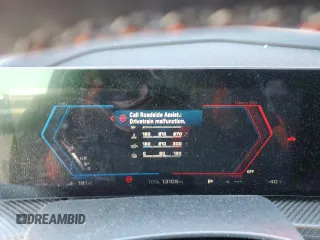 2023 BMW XM z VIN 5YM23CS04P9S41474, wystawiony jako Copart lot #64112444 z przebiegiem 13 109 mil mil oraz Szkody całkowita. Historia ofert i sprzedaży dostępna na DreamBid. Obrazek 9.