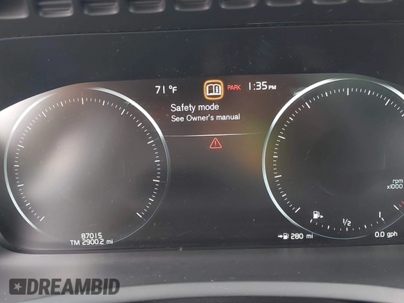 2018 Volvo XC90 Momentum with VIN YV4A22PK6J1215876, listed as a IAAI auction lot 41720316 with 87,015 mi miles. Bid and sale history available at carsss.com. Image 7.