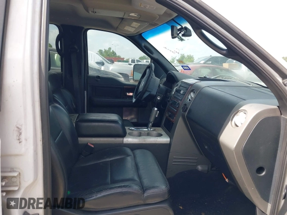 2006 Ford F-150 XLT z VIN 1FTPW12526KB72538, wystawiony jako IAAI lot #42544439 z przebiegiem 258 261 mil mil oraz . Historia ofert i sprzedaży dostępna na DreamBid. Obrazek 5.