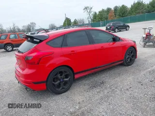 2014 Ford Focus SE with VIN 1FADP3K21EL275515, listed as a IAAI auction lot 42064704 with 142,147 mi miles. Bid and sale history available at carsss.com. Image 4.