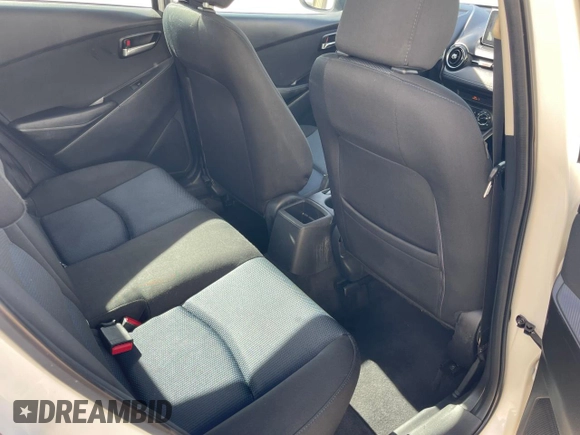 2016 Scion iA z VIN 3MYDLBZV1GY131376, wystawiony jako Copart lot #58874725 z przebiegiem 113 080 mil mil oraz Czysty tytuł • Clean title. Historia ofert i sprzedaży dostępna na DreamBid. Obrazek 6.