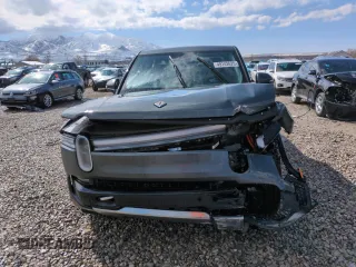 2025 Rivian R1T Adventure z VIN 7FCTGBAA6SN035587, wystawiony jako Copart lot #49142625 z przebiegiem Nie podano mil oraz Szkody całkowita. Historia ofert i sprzedaży dostępna na DreamBid. Obrazek 5.