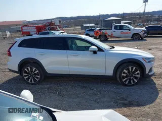 2021 Volvo V60 Cross Country with VIN YV4102WK2M1067849, listed as a IAAI auction lot 41779230 with 42,490 mi miles. Bid and sale history available at carsss.com. Image 13.