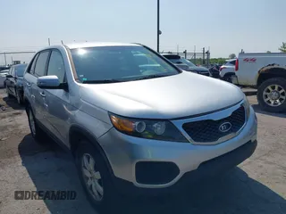 2012 Kia Sorento LX z VIN 5XYKT3A18CG284159, wystawiony jako IAAI lot #42408221 z przebiegiem 123 344 mil mil oraz . Historia ofert i sprzedaży dostępna na DreamBid. Obrazek 1.