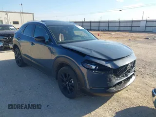 2025 Mazda CX-30 S Carbon Edition z VIN 3MVDMBCMXSM790941, wystawiony jako IAAI lot #42514372 z przebiegiem 17 235 mil mil oraz . Historia ofert i sprzedaży dostępna na DreamBid. Obrazek 1.