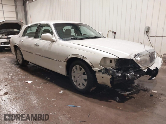 2004 Lincoln Town Car Ultimate z VIN 1LNHM83W74Y640747, wystawiony jako IAAI lot #41612377 z przebiegiem 36 400 mil mil oraz . Historia ofert i sprzedaży dostępna na DreamBid. Obrazek 1.