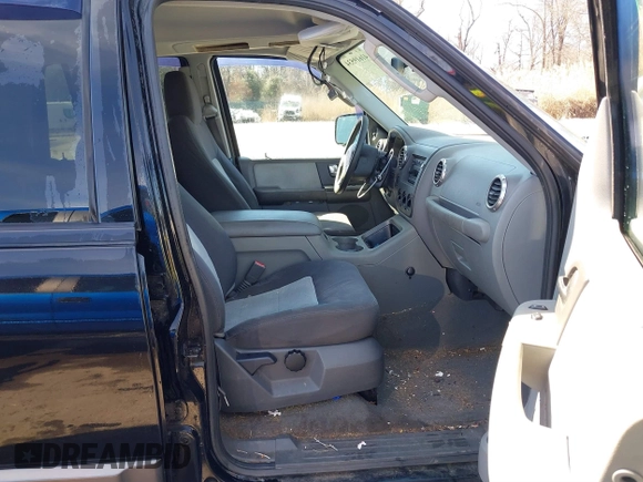 2004 Ford Expedition Special Service with VIN 1FMPU16L44LA17586, listed as a IAAI auction lot 41619534 with 140,299 mi miles. Bid and sale history available at carsss.com. Image 5.