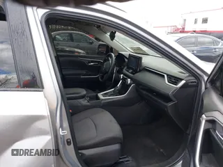 2022 Toyota RAV4 XLE z VIN 2T3P1RFV2NC316877, wystawiony jako IAAI lot #41981282 z przebiegiem 42 955 mil mil oraz . Historia ofert i sprzedaży dostępna na DreamBid. Obrazek 5.