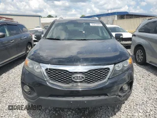 2013 Kia Sorento LX z VIN 5XYKT3A62DG416989, wystawiony jako Copart lot #55416865 z przebiegiem 280 489 mil mil oraz Czysty tytuł • Clean title. Historia ofert i sprzedaży dostępna na DreamBid. Obrazek 5.