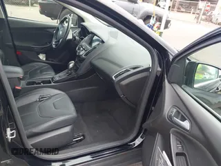 2017 Ford Focus Titanium z VIN 1FADP3N24HL326330, wystawiony jako IAAI lot #42594927 z przebiegiem 54 727 mil mil oraz . Historia ofert i sprzedaży dostępna na DreamBid. Obrazek 5.