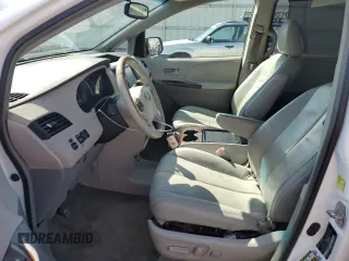2011 Toyota Sienna XLE z VIN 5TDDK3DC1BS021487, wystawiony jako Copart lot #56468965 z przebiegiem 150 311 mil mil oraz Czysty tytuł • Clean title. Historia ofert i sprzedaży dostępna na DreamBid. Obrazek 7.