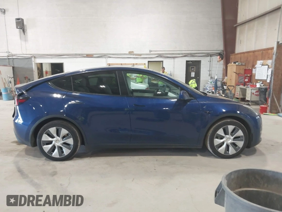 2021 Tesla Model Y Long Range with VIN 5YJYGDEE7MF066269, listed as a IAAI auction lot 42170970 with 70,170 mi miles. Bid and sale history available at carsss.com. Image 13.