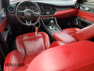 2020 Alfa Romeo Giulia z VIN ZARFANAN0L7626325, wystawiony jako Copart lot #86825494 z przebiegiem 51 174 mil mil oraz Szkoda całkowita • Salvage title. Historia ofert i sprzedaży dostępna na DreamBid. Obrazek 8.