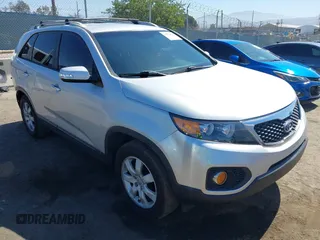 2013 Kia Sorento LX z VIN 5XYKT4A6XDG356336, wystawiony jako IAAI lot #42503679 z przebiegiem 236 752 mil mil oraz . Historia ofert i sprzedaży dostępna na DreamBid. Obrazek 1.